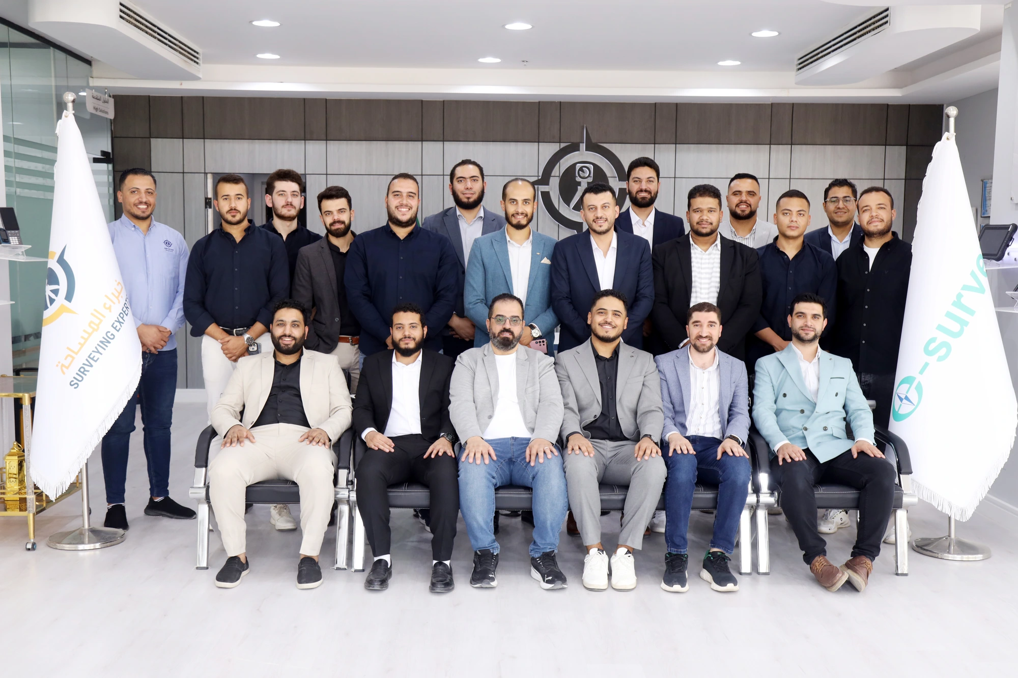 فريق خبراء المساحة داخل مقر الشركة